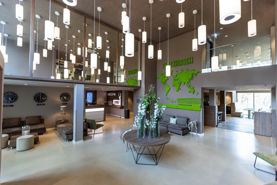Hanging Garden Moderne Empfangszone Showroom — Deckenbegrünung von MOOSMOOS